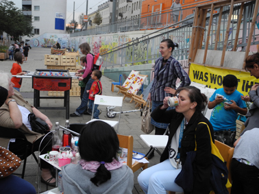 beim reden und spielen am schwendermarkt