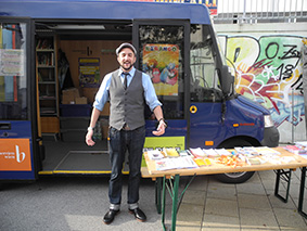 christian vor dem buecherbus