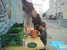 michi und brigitta beim pflanzen